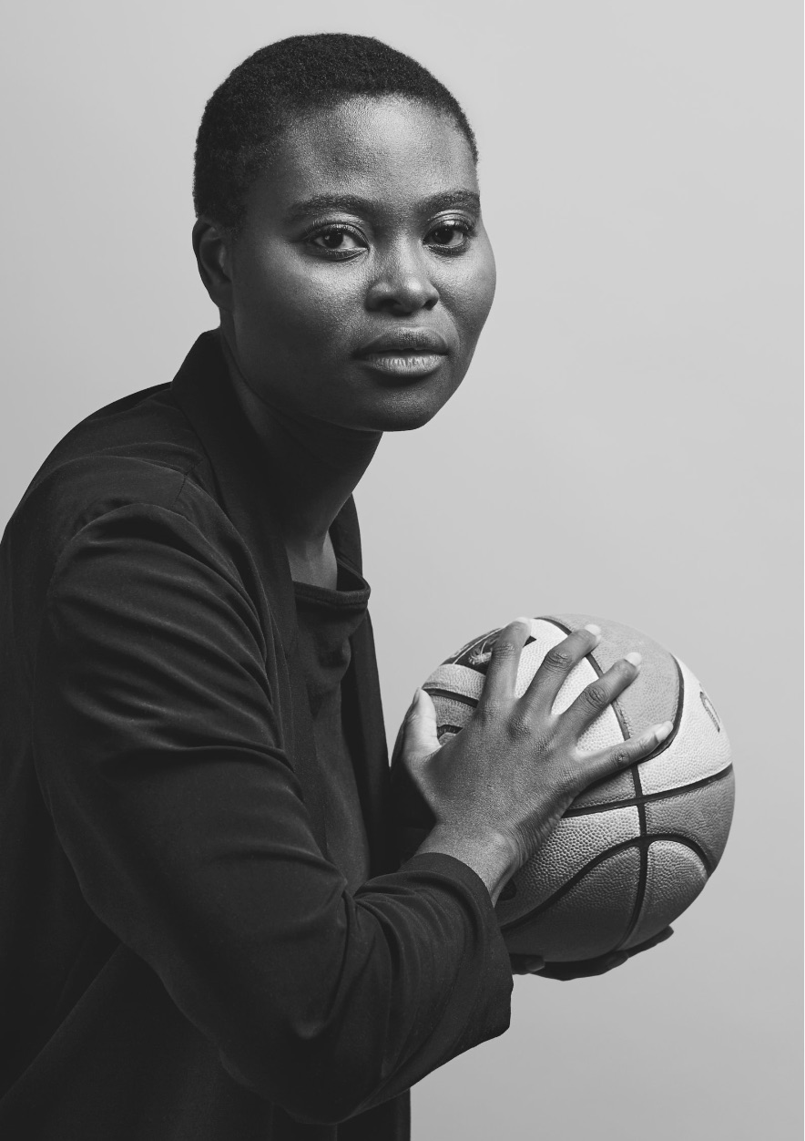 Frau hat Basketball in der Hand und blickt nach vorn