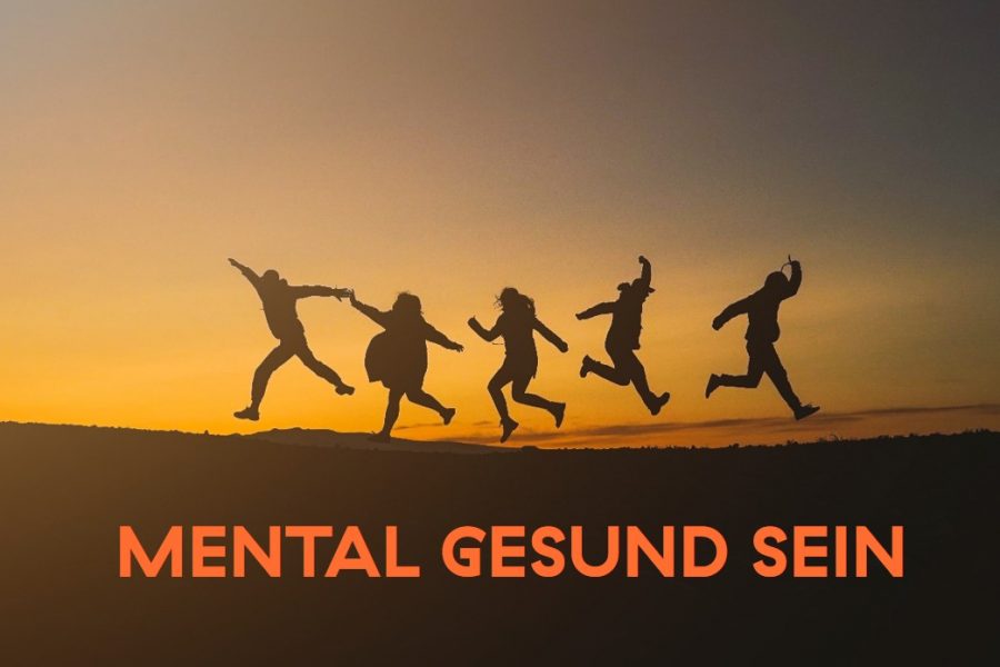 Menschen hüpfen im Sonnenuntergang