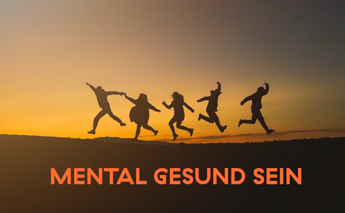 Menschen hüpfen im Sonnenuntergang