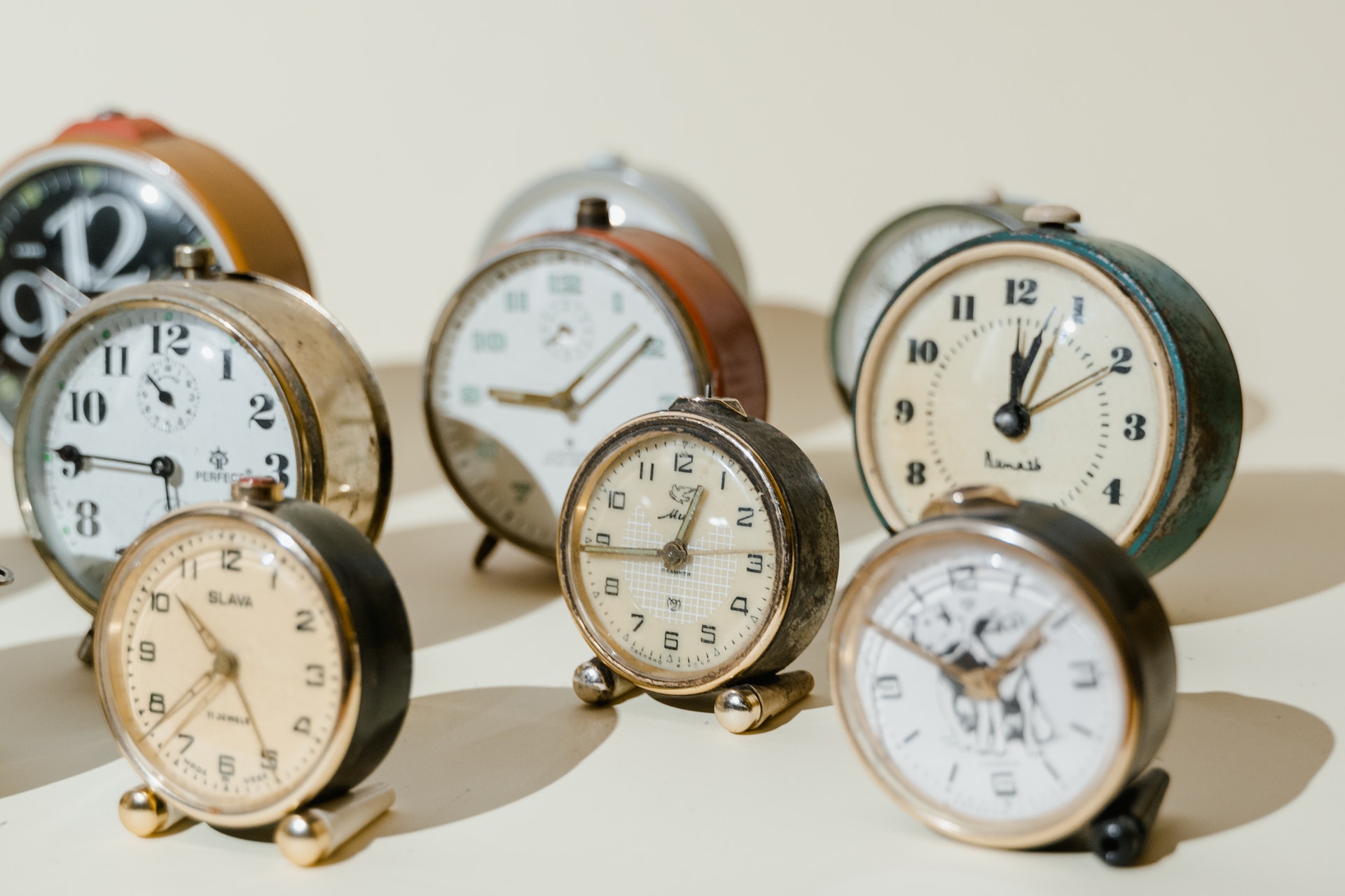mehrere Wecker stehen auf einer Fläche