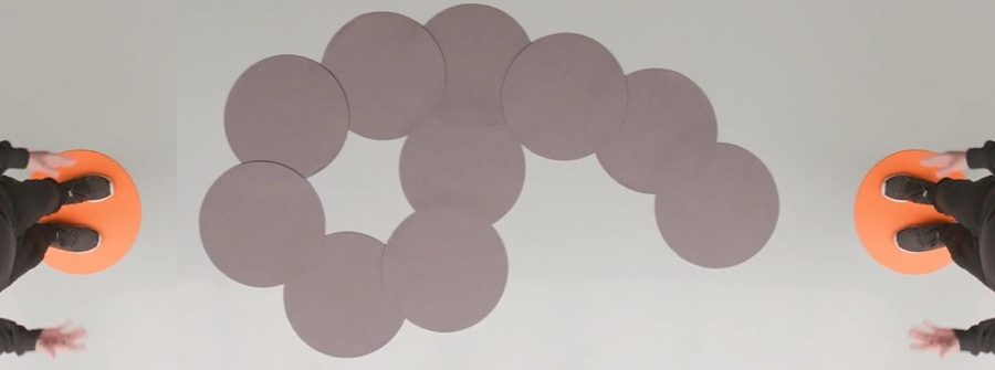 zwei Personen, gegenüberliegende Positionen, schauen auf Zahl am Boden