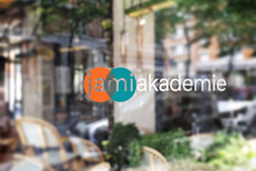 Gbäude mit jami Akademie Logo