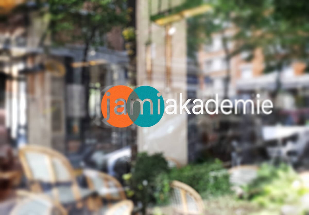 Gbäude mit jami Akademie Logo