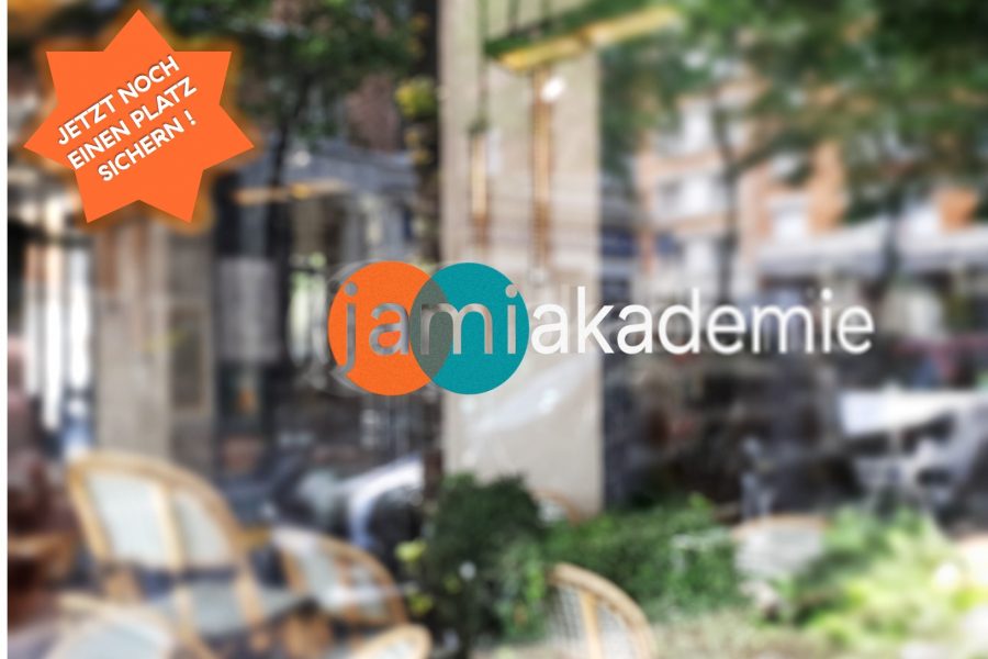 Bild Hintergrund ist verschwommen, im Vordergrund steht jami Akademie mit Logo; orange farbiger Stern in linker oberer Ecke mit Text "Jetzt noch einen Platz sichern"