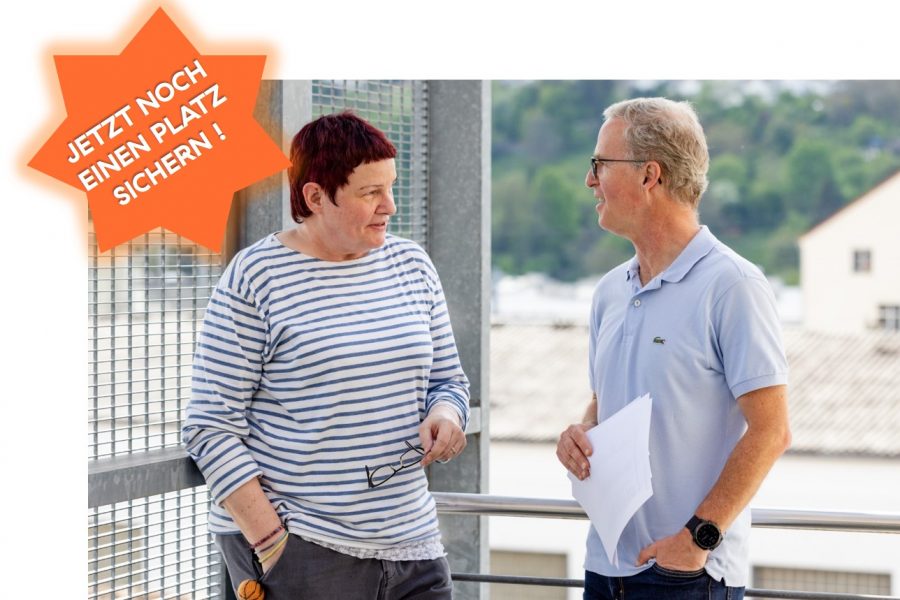 Mann und Frau stehen im Freien , sehen sich an und unterhalten sich.