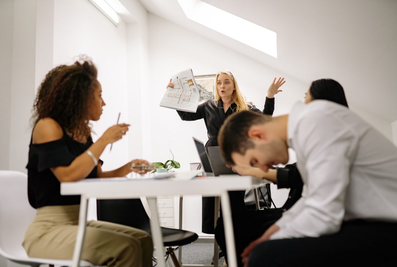 Gruppe Menschen um einen Tisch-diskutieren-Körpersprache