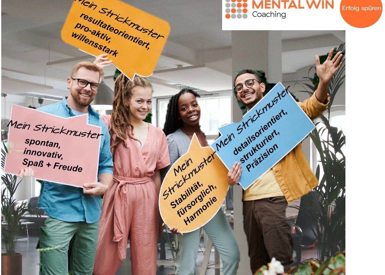 2 Frauen und 2 Männer halten Schilder mit Beschriftung hoch; in einem Büroraum