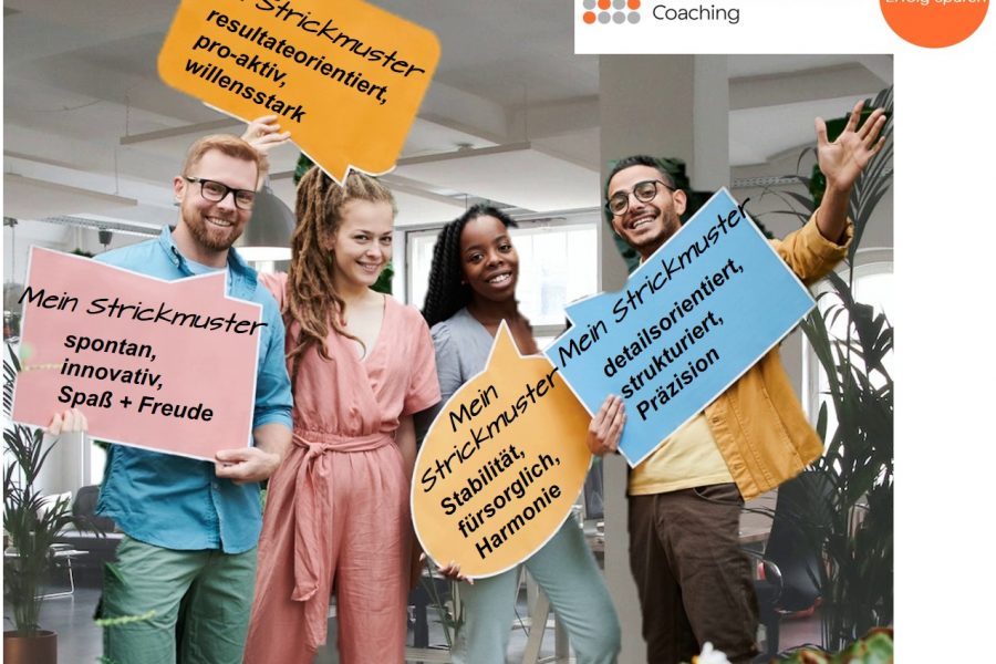 2 Frauen und 2 Männer halten Schilder mit Beschriftung hoch; in einem Büroraum